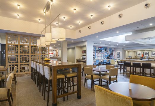 1. 햄프턴 인 시카..