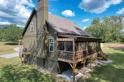 Creek Front Cabin, Mountain View’s, Fishing, Tubing, WiFi, Free Firewood