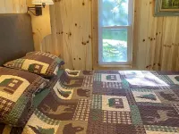 Escape to cozy, secluded lakefront cabin in the north woods イタスカのホテル