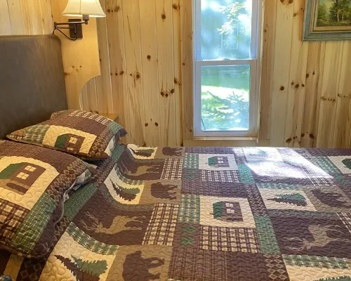 Escape to cozy, secluded lakefront cabin in the north woods イタスカのホテル
