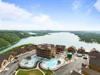 Boho Lakeview Lodge_ Indoor/outdoor pool, table rock lake, Silver Dollar City Hotel a Pine B Township