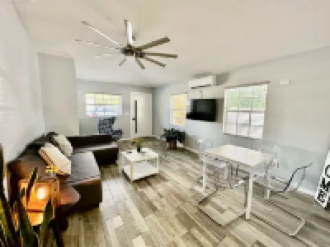 Cozy Home in Historic Zephyrhills. 澤弗希爾斯酒店