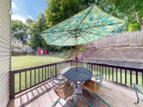 Spacious 4-bedroom house in charming Worcester with AC, WiFi 伍斯特酒店