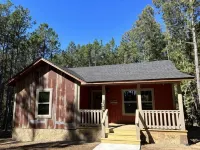 Knotty Pine cabin, Couples Retreat w/ Hot TubAnd Patio Gas log Fireplace.