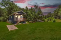 Bluebonnet Tiny Home ~ HOT TUB Hotels near Spring Tan