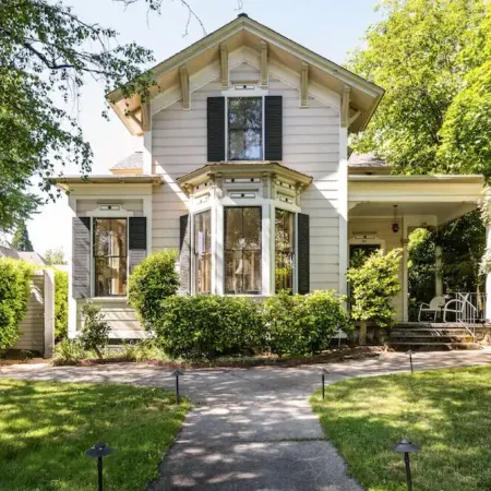 Elegant Victorian Walking Distance to Downtown Grass Valley
