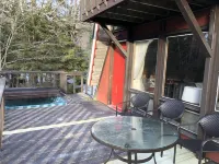 Alpine Chalet with outdoor Jacuzzi 1 mile from ski lifts