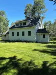 Cozy charming Flathead Valley Cottage, under the shadow of the Swan Mountains Hotels near Flathead National Forest