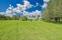 River Bank Hideaway, "Go With The Flow" RIVERFRONT 3 Acres- "Heated Pool/Spa"