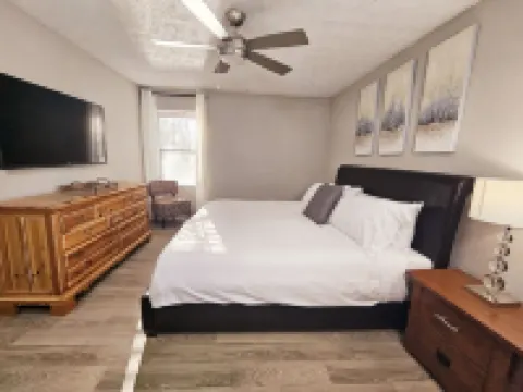 The perfect Getaway, free parking, 5 min walking to Truist park and Roxy