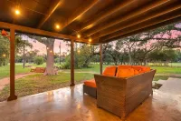 Modern Farmhouse - Hill Country Getaway - Texas Wine Country - 3-Star