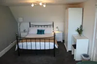 Full house with established garden, summer house, outdoor entertainment area Hotels in Grantown on Spey