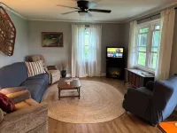 Remodeled Farmhouse on 30 acres, enjoy the peacefulness of living on a farm Hotel a Ashe County