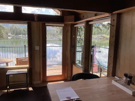 Waterfront Cabin in the center of Thompson Falls!!