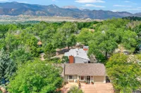 Modern Private Suite - Walkable Central Location