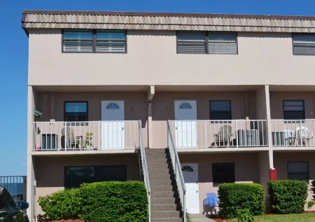 Direct OCEAN FRONT, Super Clean, GREAT REVIEWS, Cozy & Neighborly Отели рядом с достопримечательностью «Парк Ван Авеню»