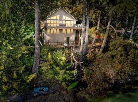 Great Views! Sleeps 10, Beachfront Hood Canal, Olympic NP, Kayaks, Game Room