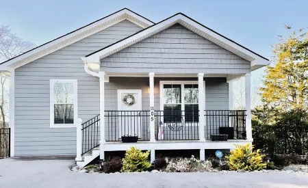 Cozy Hideaway Available Jan-March. Whole House Available Year Round. Отели рядом с достопримечательностью «Sims Point»