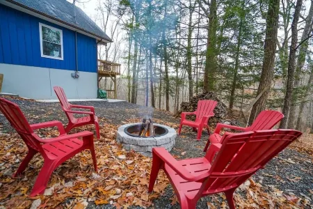 BLVE Cabin w/ Hot Tub in Mountains Near Bushkill Falls VIEWS