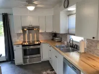 Cheerful 2 Bedroom House with off street parking