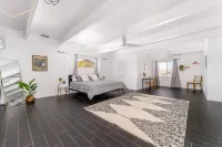 Desert-Chic Abode with Sauna and Heatlamps, Minutes to Joshua Tree and Pappy's