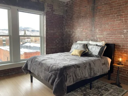 Modern Luxury Meets Historic Charm: Unwind in Style in Purpose Executive Suites Отели рядом с достопримечательностью «Mountain View Event Center»