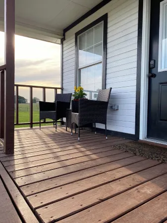 Tiny Farm home on 225 acres. 28 miles from Durant Casino & resort. Pet friendly!