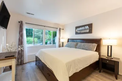 Wooded OasisA Modern & Cosy MIL Suite with a Private Hot Tub & Pool.