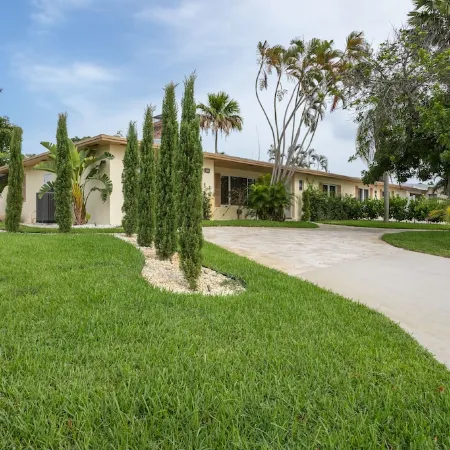 Private Luxury Pool & Spa Retreat – Great Location