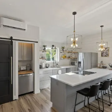 NEW!!! Modern cottage and perfect location!