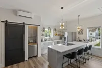 NEW!!! Modern cottage and perfect location!