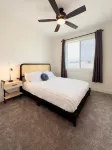 Modern desert retreat with heated/cooled pool - 2.5 hrs away from Seattle