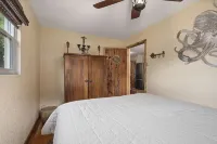 Weeki Wachee Pirate House