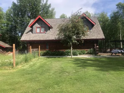 Moose Lodge Log Cabin and Chalet w/ Hot Tub sleeps 16 Hotel in zona Paint a Scarf Alaska