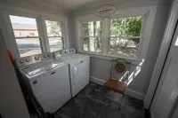 Comfy vintage cottage in beautiful small town--7mins from everything.