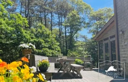 3-BR Oak Bluffs Escape - Quick Trip to Towns & Beaches! Отели рядом с достопримечательностью «ЙМКА Мартас-Винъярд»