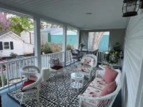 Quaint historic home in the heart of Bemus Point Village- a stroll to the water! Hotele w: Ellery