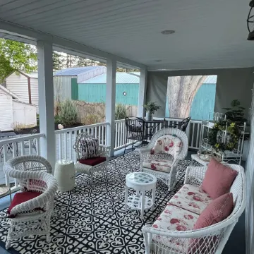 Quaint historic home in the heart of Bemus Point Village- a stroll to the water!
