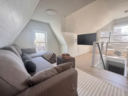 Adorable Abode in Midtown @ Willis St Retreat Отели рядом с достопримечательностью «African Bead Museum»