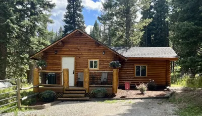 Cozy and Rustic "Bear Themed" Cabin~private pond and 7 miles to YNP entrance! Các khách sạn gần Hebgen Lake