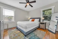 NEW! Modern Luxury w/ Pool Table 3BR/5BD Sleeps 10 Phantom Fireworks of Decatur附近的飯店