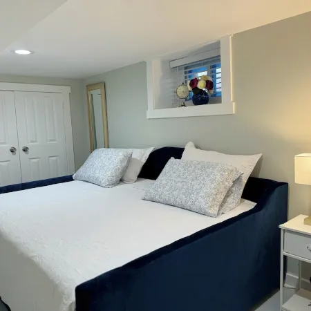Cozy 2-bedroom Gem in charming North Bergen with Parking, backyard, and grill Отели в г. Норт-Берген