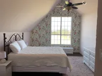 Modern farmhouse retreat between DFW and Houston. Hotel di County Freestone