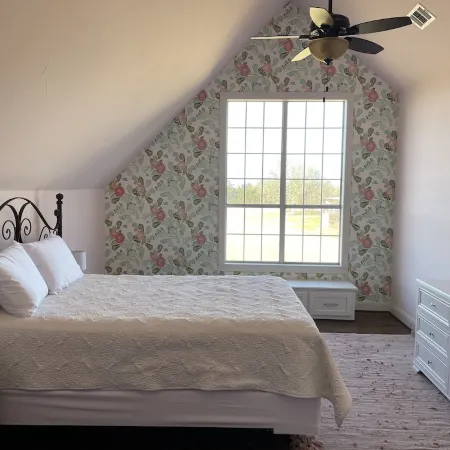 Modern farmhouse retreat between DFW and Houston. Отели в г. Фристоун