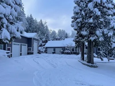 Ride galbraith mountain from your door! Cozy Bellingham apartment in the woods. Các khách sạn gần Sân bay Bellingham
