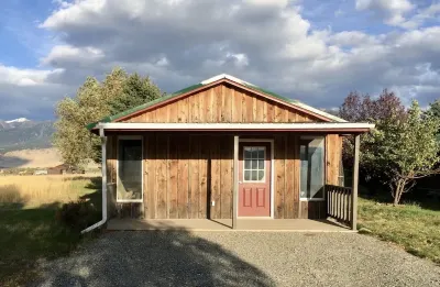 Cozy cottage nestled in Paradise Valley surrounded by mountain views!