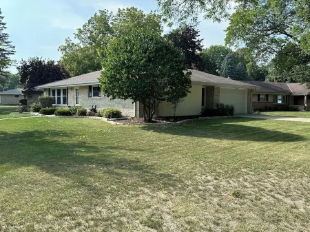 Relax Near Everything in Milwaukee Отели рядом с достопримечательностью «Time Square Watch Shop»