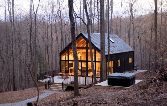 The Ledges Cabin - modern luxury on 35 acres, 8 person hot tub, wood fireplace.