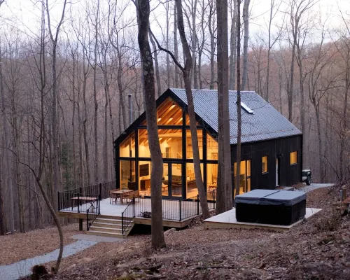 The Ledges Cabin - modern luxury on 35 acres, 8 person hot tub, wood fireplace. Hotels in Hocking