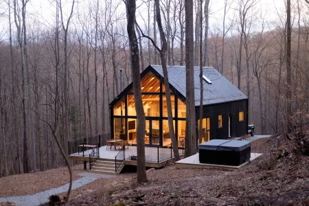 The Ledges Cabin - modern luxury on 35 acres, 8 person hot tub, wood fireplace.